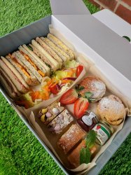 Afternoon Tea box for 2 with Prosecco
